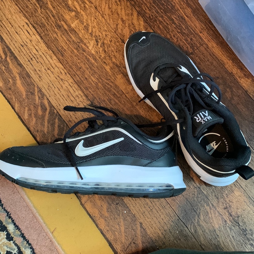 never worn classic Nike Air Max women’s size 10. Black.